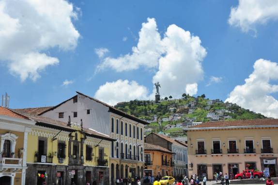 Centro de Quito, no Equador, com a estátua da Virgen sobre a colina Panecillo ao fundo